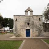 Osservando la facciata principale notiamo come la struttura della cappella, oggi squadrata, sia stata costruita su un�originale impianto cuspidato...